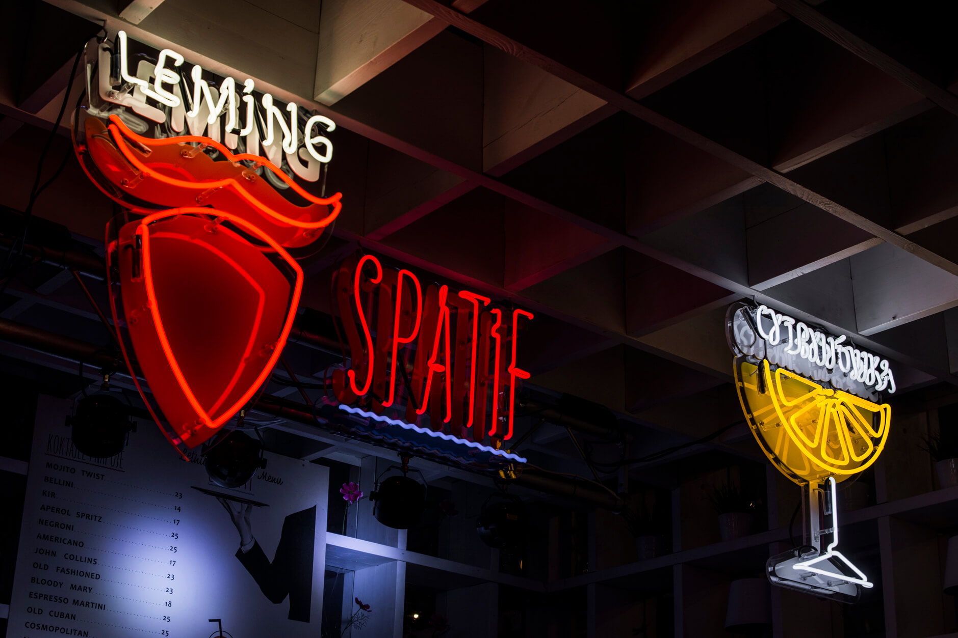 neon-spatif-citrile-vetro-lavorato-neon-letteratura-neon-insegne-neon-arancione-neon-sulle-pareti-neon-insegne-neon-sottoilluminate-strada-elettrica-gdansk